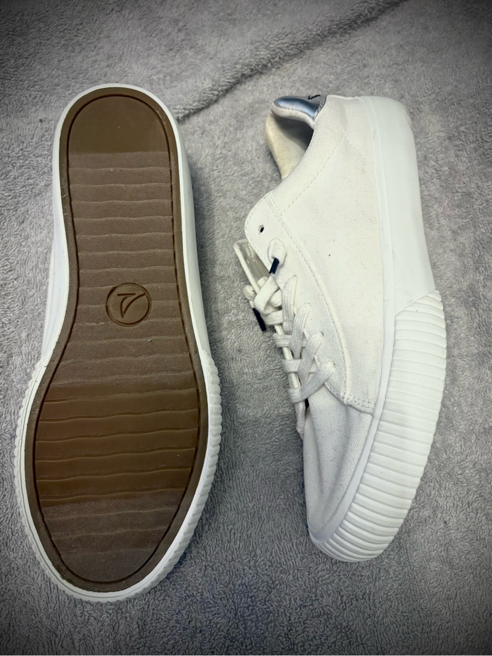 NWT Sperry Cream Canvas Low-Top Sneakers with silver ankle cap